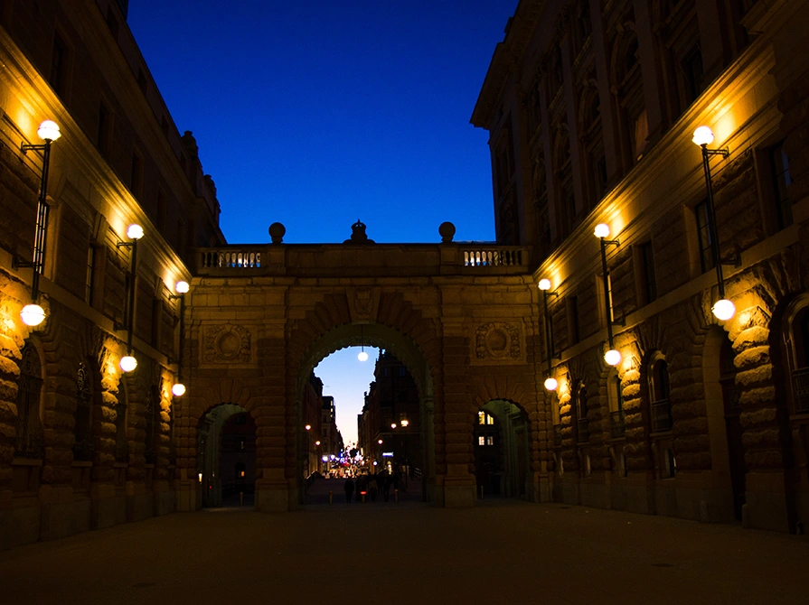 history-illuminated-crafting-lighting-experiences-for-heritage-sites-and-museums